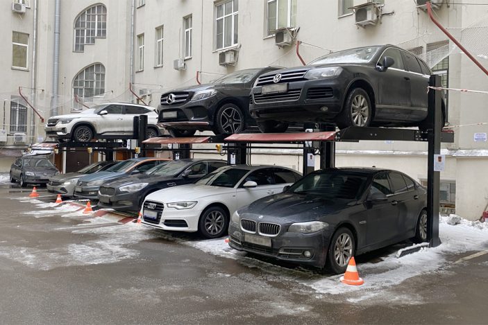 Парковочные подъёмники у департамента Правительства Москвы
