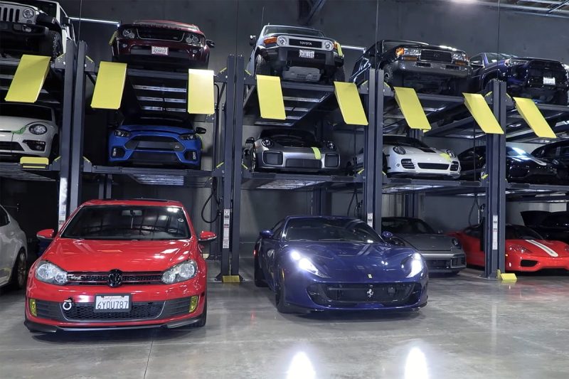 Автомобили хранятся в гараже с трёхуровневыми парковочными подъёмниками