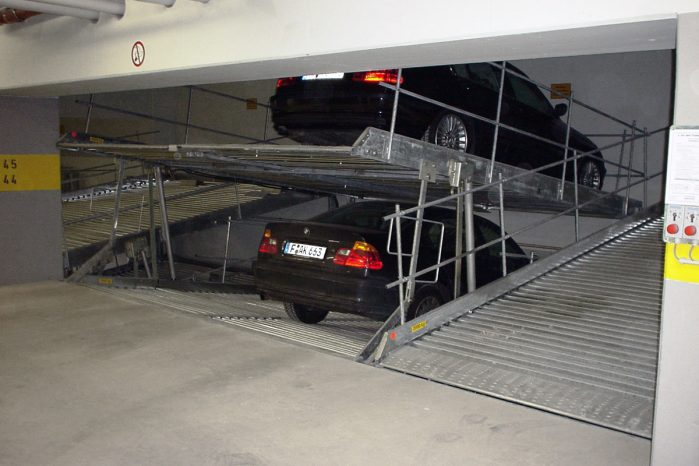 Парковочный подъёмник в низком паркинге в Германии