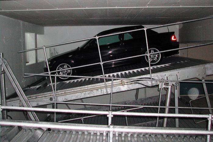 Немецкая парковочная система с наклонной платформой в подземном паркинге