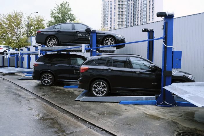 Парковочные подъемники MehPark на уличной стоянке центра BMW