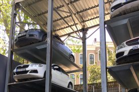 Хранение автомобилей под навесом в механизированной парковочной системе