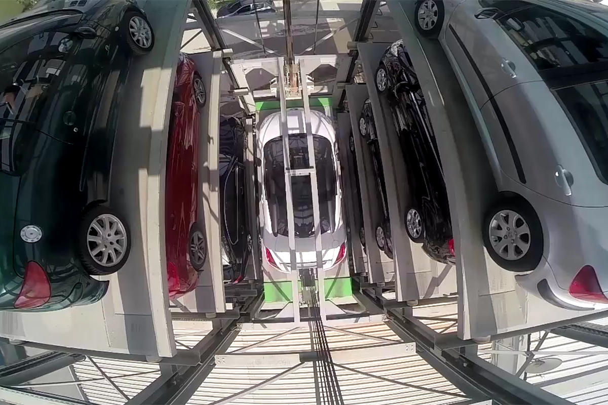 Вертикальный лифт доставляет автомобили в ячейки паркинга