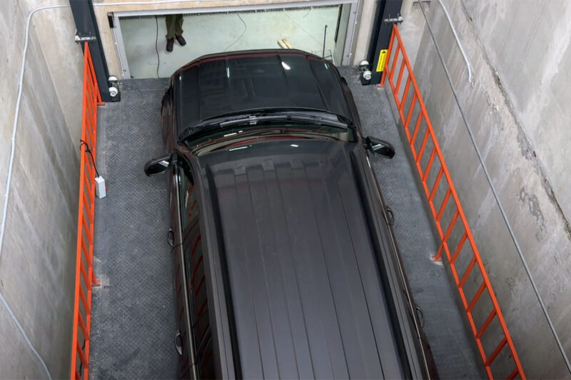 Лифт спускает автомобиль в подземный паркинг