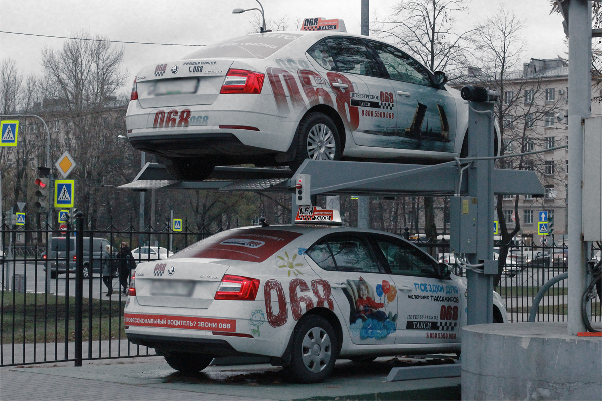 Автомобили такси хранятся на подъёмнике
