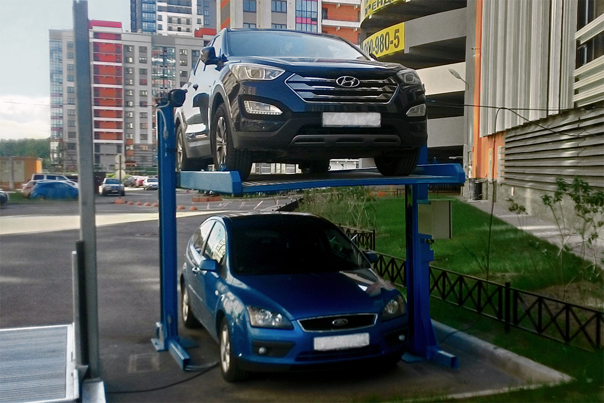 Двухуровневый парковочный модуль на площадке у паркинга
