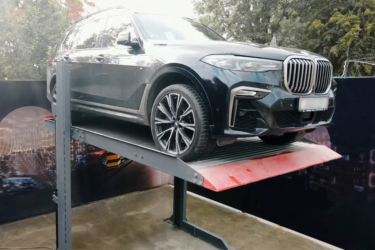 Автомобиль BMW на платформе парковочного подъёмника АПГ-03