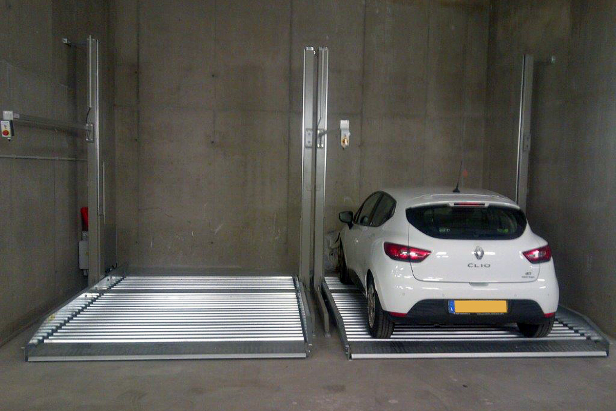 Автомобиль на платформе парковочного лифта из Германии