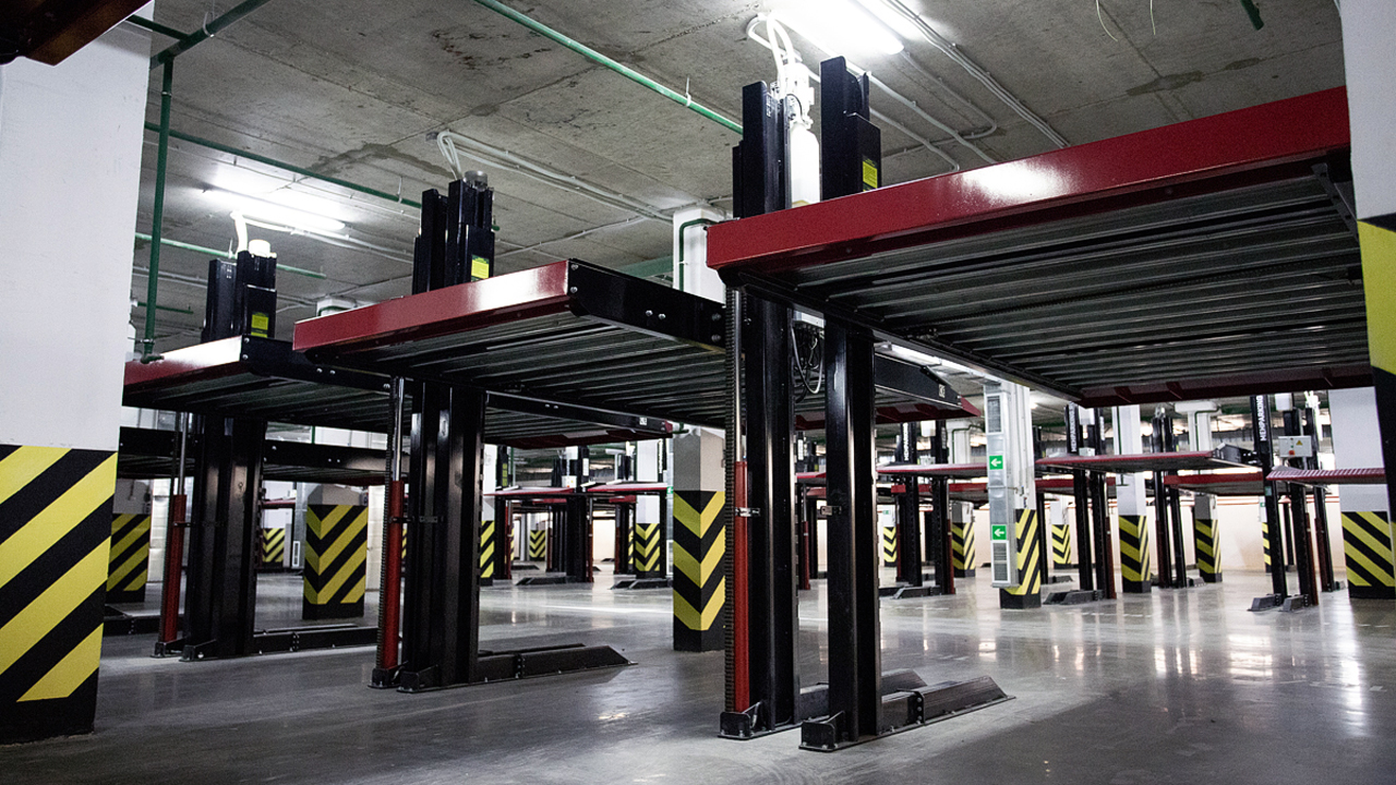 Парковочные подъёмники в подземном паркинге ЖК "Гарантия на Дежнёва"