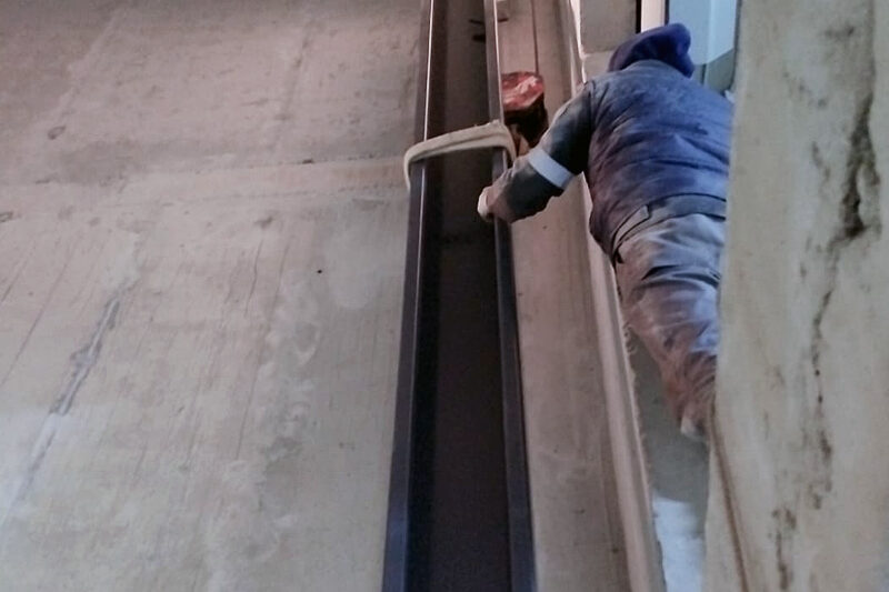 Сборка автомобильного лифта-подъёмника в подземном паркинге объекта