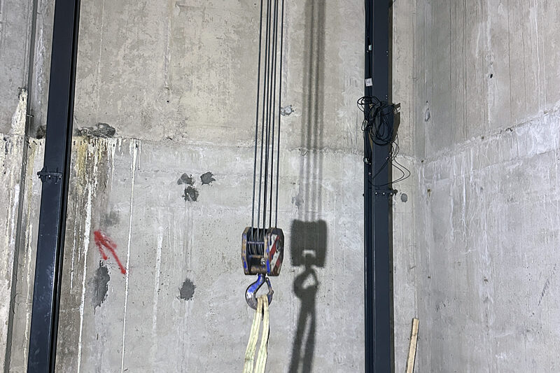 Сборка автомобильного лифта-подъёмника для подземной парковки капитального объекта