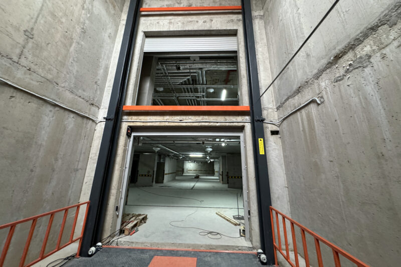 Автомобильный лифт в двухуровневом подземном паркинге