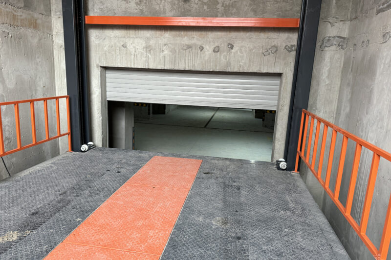 Проверка работы автомобильного лифта в подземном паркинге