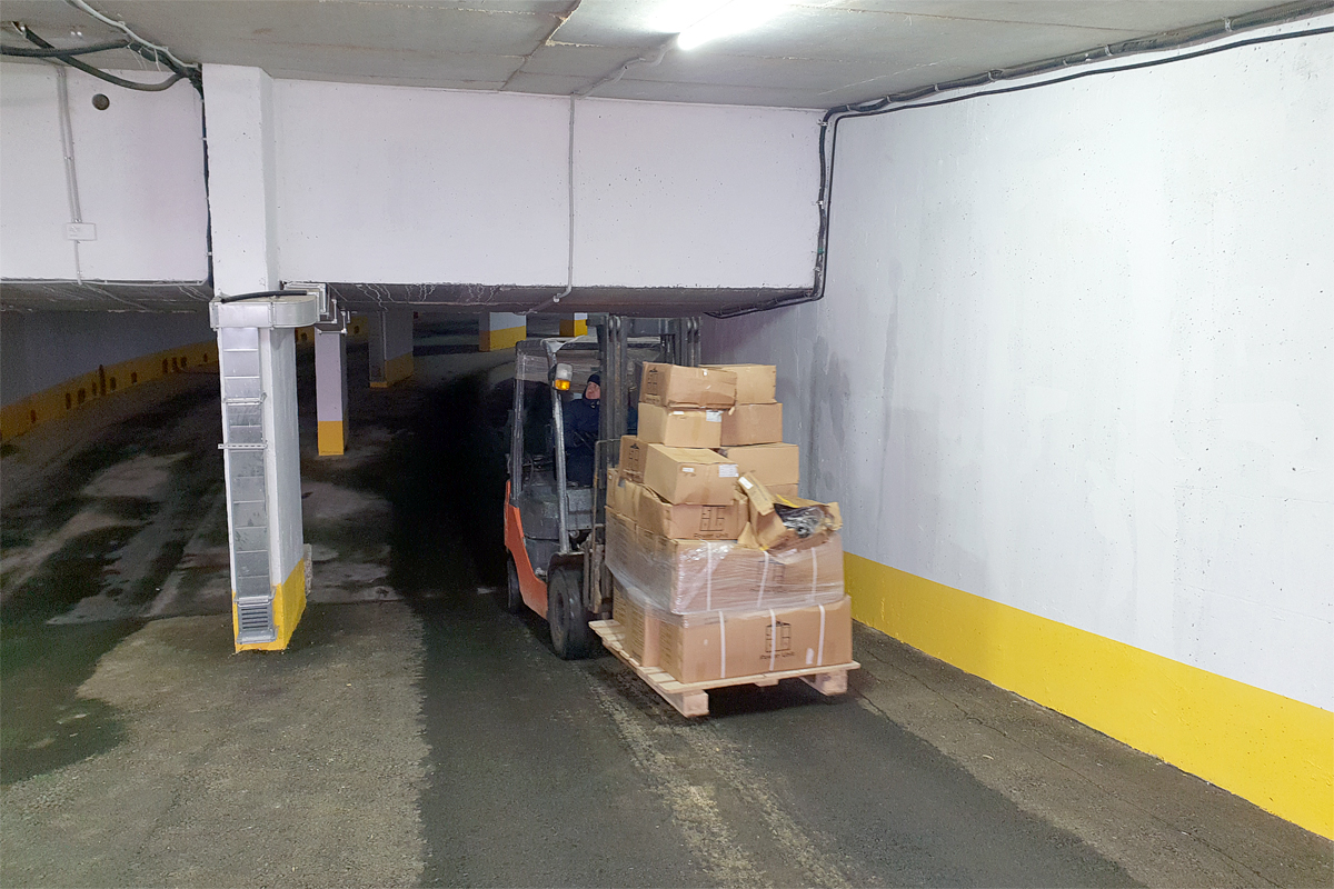Комплектующие парковочных подъемников доставляются в подземный паркинг