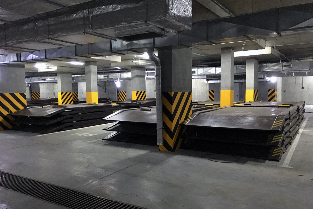 Автомобильные ножничные подъёмники в подземном паркинге ЖК "Две столицы"