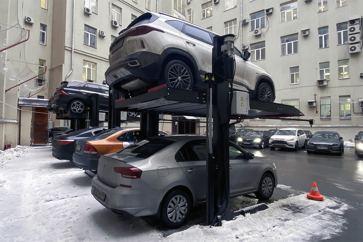 Всепогодные парковочные подъемники во дворе департамента Правительства Москвы
