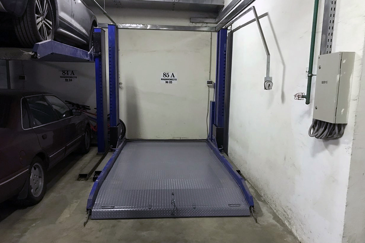 Частный парковочный подъёмник б/у в гараже